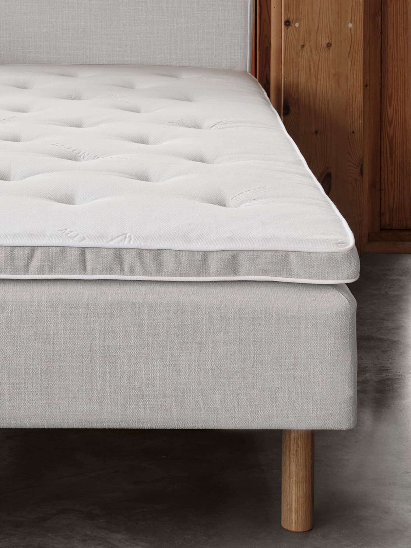 Claudia Overmadrass Linen